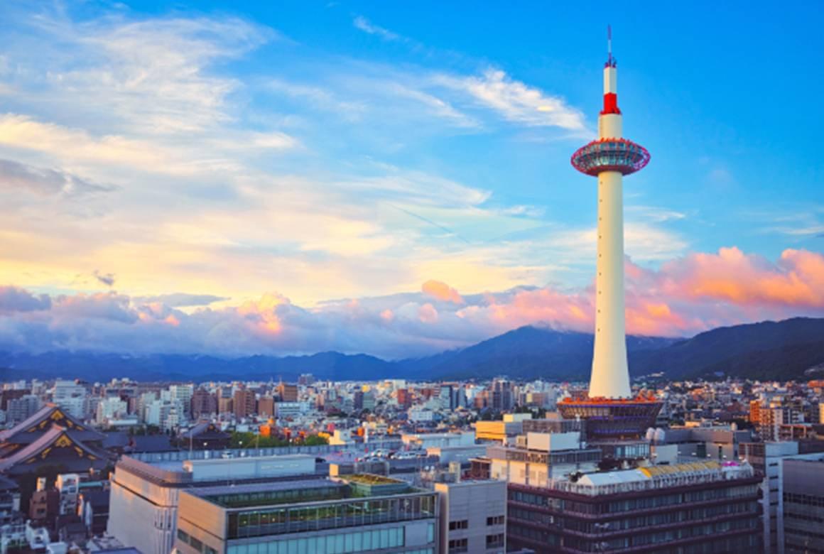 京都タワーと京都の街並み